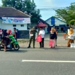 Kolaborasi Apik SKB & Kecamatan Balung: Lebih dari 200 Nasi Kotak Dibagikan dalam Jum’at Berkah