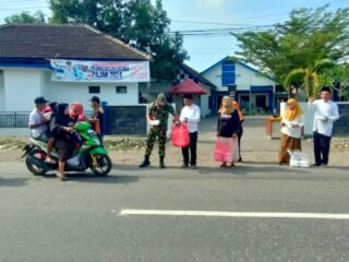 Kolaborasi Apik SKB & Kecamatan Balung: Lebih dari 200 Nasi Kotak Dibagikan dalam Jum’at Berkah
