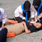 PMR SMPN 9 Jember Ajak Siswa Baru Jadi Relawan Melalui Simulasi Pertolongan Pertama