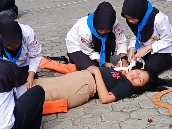 PMR SMPN 9 Jember Ajak Siswa Baru Jadi Relawan Melalui Simulasi Pertolongan Pertama