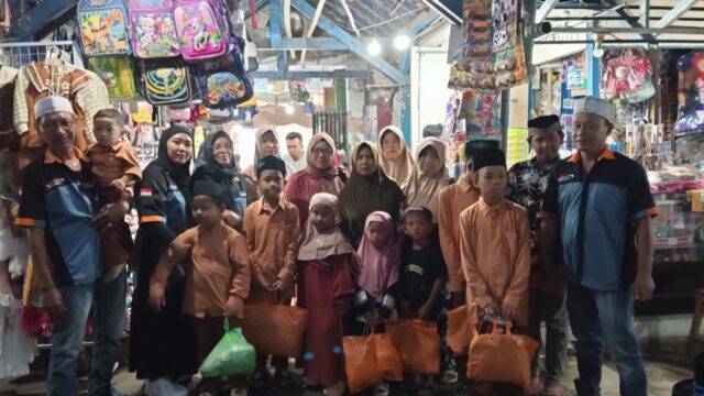 Jelang Idul Fitri, SKB Ajak Puluhan Anak Yatim Beli Baju Lebaran di Pasar Tradisional Balung