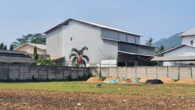 Warga Lojejer Keluhkan Bau Kandang Ayam dan Debu Pabrik Padi